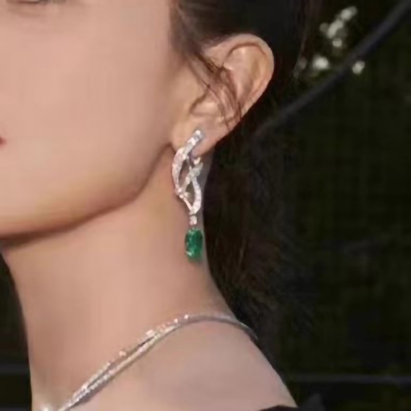أقراط ماسية مربعة فاخرة بتصميم - مراجعة Women'S Fashion Magazine وسعره